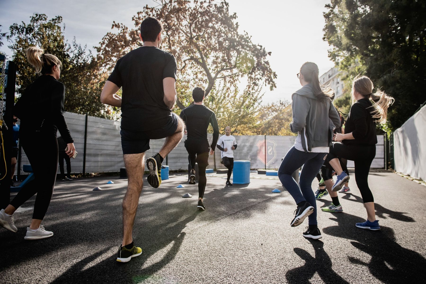 Gruppe beim Outdoor-Training im Park
